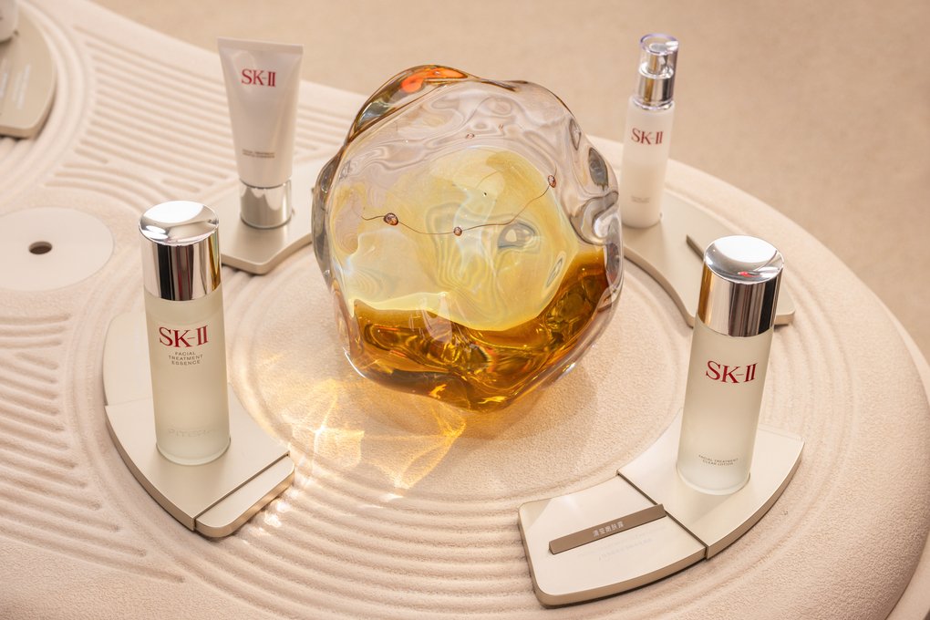 Product Discovery Area - Glass sculpture